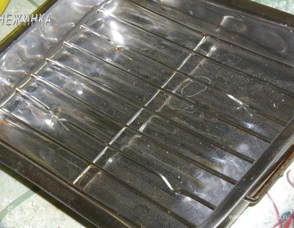 Запекать мясо будем в фольге. У меня форма с решеткой, благодаря этому мясо не будет пригорать и прилипать к низу противня. На низ формы я наливаю водичку, это еще позволяет не сохнуть продукту запекания и оставляет его сочным.