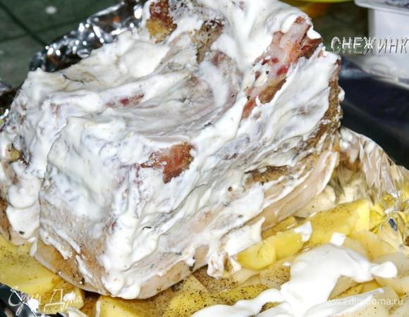 Сверху кладем мясо. Смазываем сметаной. Не забываем смазать внутри разреза.