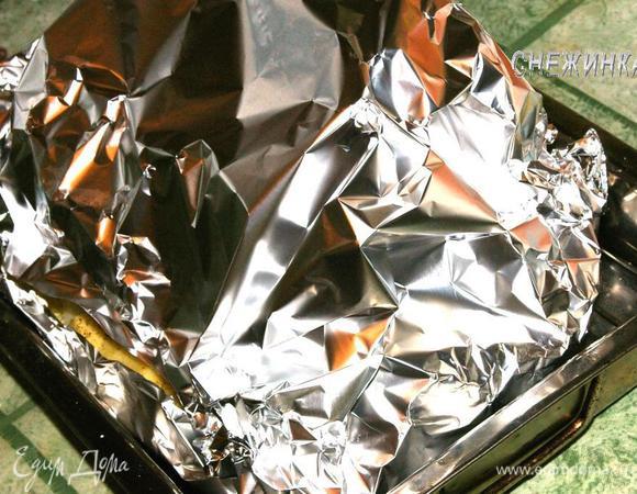 Накрываем другим куском фольги, нижние края закрепляем с верхними. Отправляем в духовку часа на 1,5-2. Время запекания будет зависеть от величины куска.

