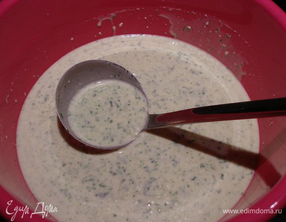 Смешать все ингредиенты для блинов. Молока может пойти и больше, все зависит от его жирности и от муки. Я добавляю сначала 1 стакан, а там уже смотрю. Дать тесту постоять минут 20-30. Шпинат я брала измельченный замороженный, - размораживали заранее.