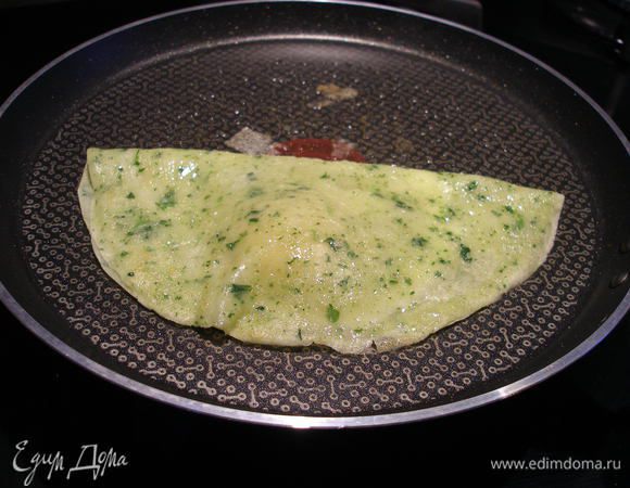 Блинчик надо поскорее завернуть вот таким образом. Подождать 2-3 минуты, пока белок не будет готов, для ускорения процесса можно накрыть сковороду крышкой. Огонь должен быть маленький.