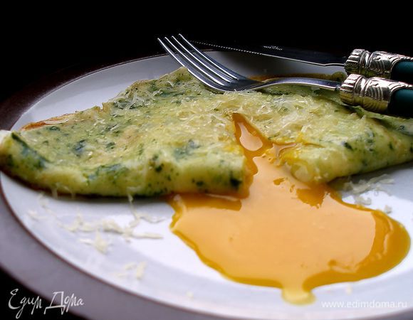 Посыпать блинчик тертым сыром и сразу подавать.
P.S. Опять же, с начинкой можно фантазировать;)Я эти блинчики делаю еще с творожной несладкой начинкой. 