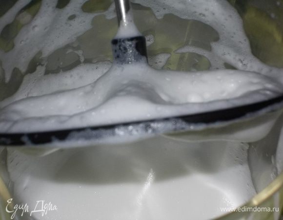 во взбивателе для молочной пены взбить 1-2 минуты горячее молоко