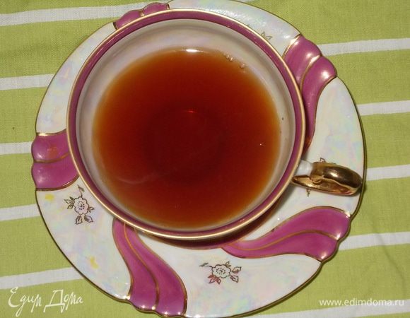 налить в чашку свежезаваренный чай