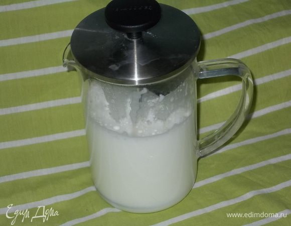 во взбивателе для молочной пены 1-2 минуты взбивать горячее молоко