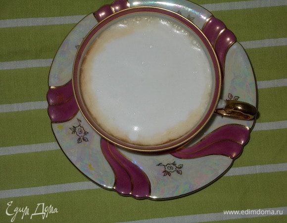 добавить в чай сахар и взбитую молочную пену,приятного чапития.