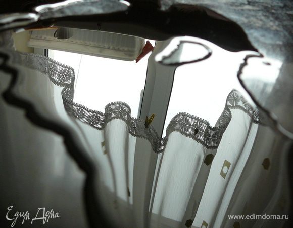 На противень налить немного растительного масла и каждую из частей "обвалять "в масле.Затем замесить колобок.
