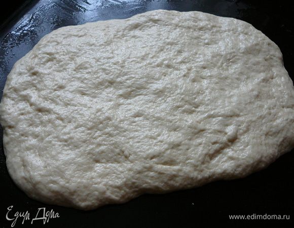 Затем руками "расплющить" колобок в овальную лепешку,накрыть х/б салфеткой или полотенцем и дать отдохнуть и подойти минут на 20.
