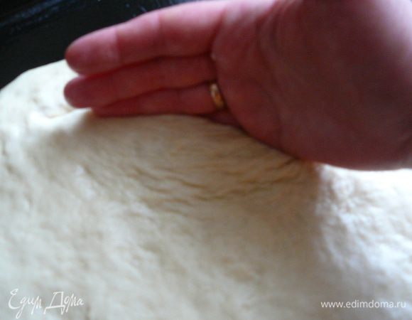 После этого по поверхности лепешки провести мокрыми руками и сделать бороздки.Можно присыпать кунжутом или просеять на лепешку небольшое количество кукурузной муки.
