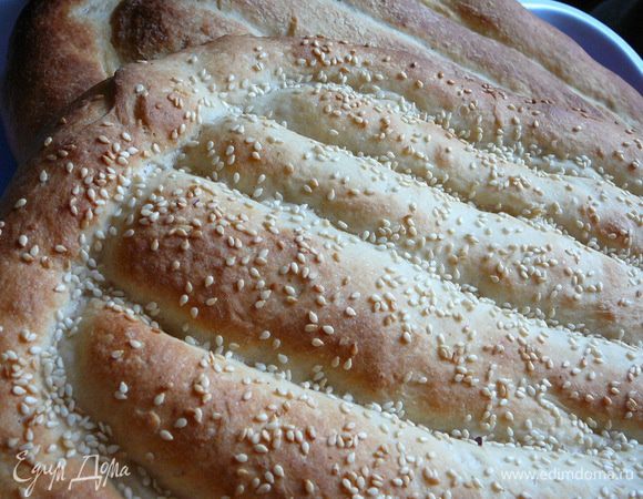 Отправить лаваш запекаться в заранее разогретую духовку,до 220 градусов около 20минут.Как только поставили в духовку  лаваш,пульверизатором обрызгайте стенки духовки и поверхность лаваша. 
