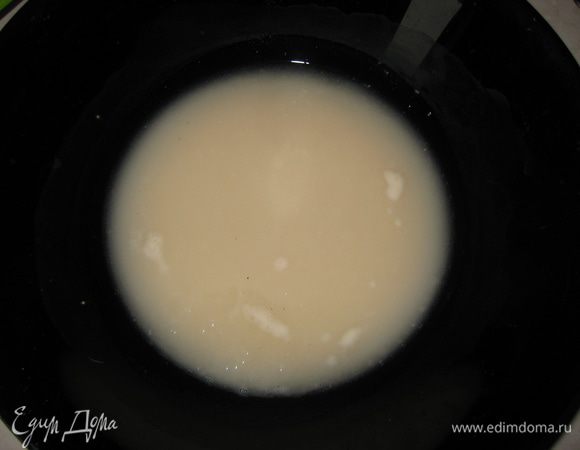 Замешиваем тесто: для этого дрожжи, теплую воду и сахар перемешиваем и оставляем на 10-15 минут до появления белой шапки.