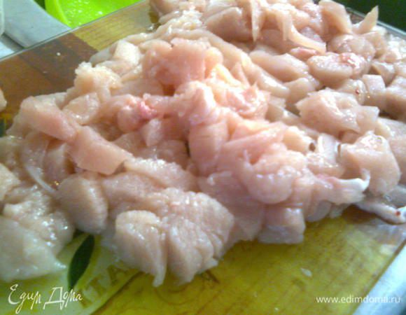 Куриное филе порезать мелким кубиком.