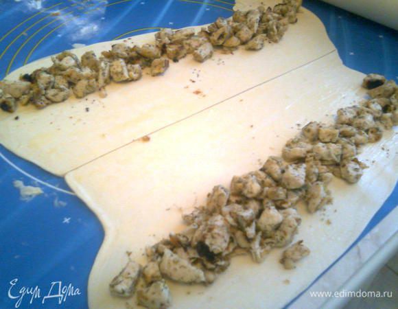 Приготовленной курице дать остыть.После разложить ее по краям раскатанного теста.