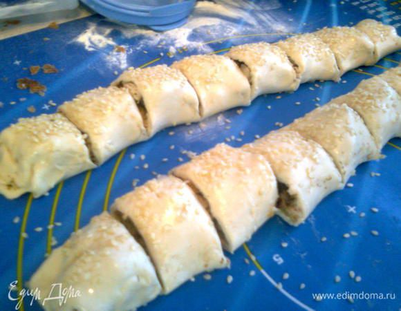 Разрезать рулет на маленькие рулетики, толщиной 2.5-3 см.