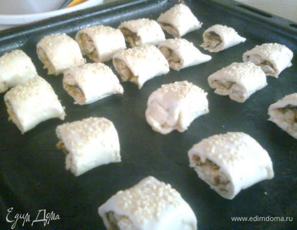 Разложить рулетики на противень, смазанный маслом.Выпечь в разогретой до 180*С духовке до золотистого цвета.