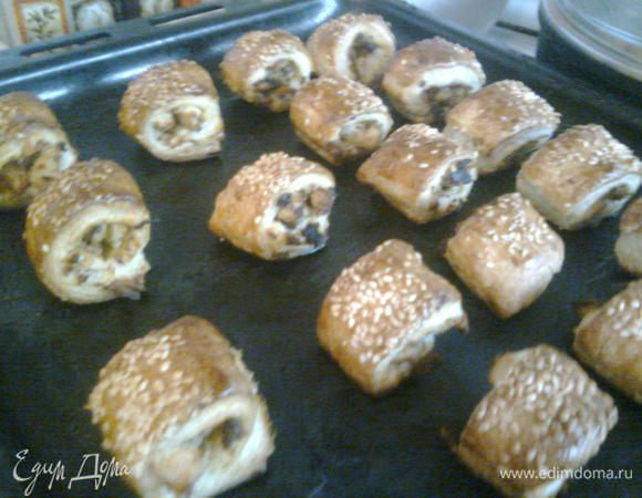 Выпеченным рулетикам дать остыть, а затем подать.