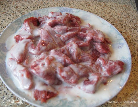Мясо нарезать кусочками около 2 см, залить кефиром, оставить на полчаса,час