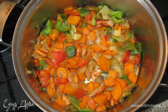 В кастрюле обжарить лук, потом добавить морковь, в последнюю очередь перец.