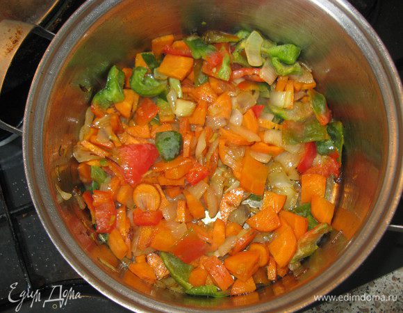В кастрюле обжарить лук, потом добавить морковь, в последнюю очередь перец.