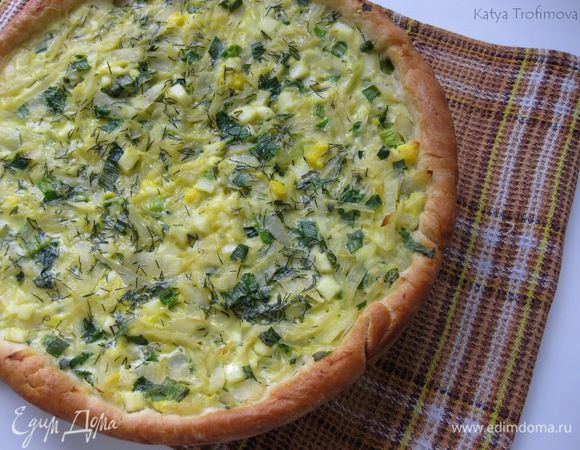 Приготовление:
1)Нашинковать капусту и потушить её под крышкой на слабом огне на сливочном масле с молоком, в конце посолить-поперчить.
2)Отварить 2 яйца и порубить их, порезать лук, смешать с готовой капустой.
3)Раскатать тесто по размеру формы диаметром 26-28 см, выложить её бумагой(не обязательно.форму я смазала маслом сливочным) и уложить тесто.
4)Взбить оставшиеся яйца с молоком, добавить соль, перец, немного 
мускатного ореха и рубленный укроп.
5)Выложить начинку в тесто и равномерно полить заливкой.
6)Выпекать 25-30 минут при 220 гр в нижнем уровне духовки.