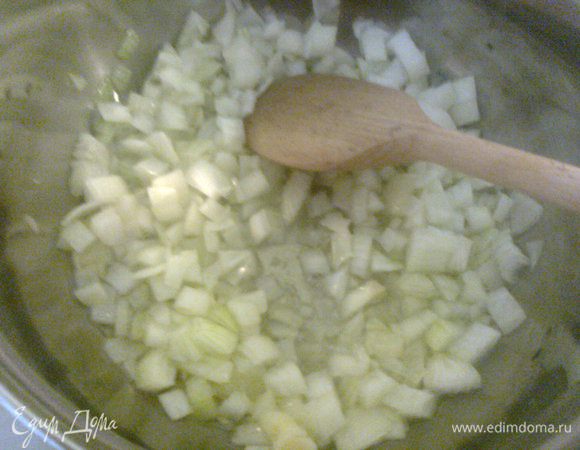В кастрюле с толстым дном разогреваем смесь масла и добавляем лук,жарим до стекла