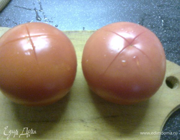 помидоры моем и надрезаем ножом сверху 