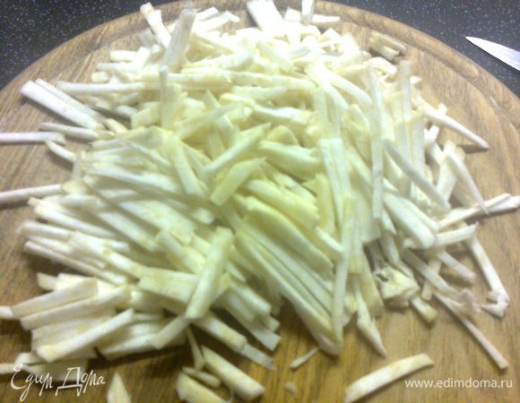 тем временем режем соломкой сельдерей