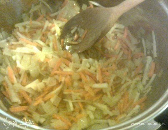 и добавляем к луку,жарим в течении 5 минут