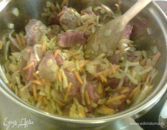 добавляем мясо,перемешиваем,выливаем стакан бульона и солим по вкусу