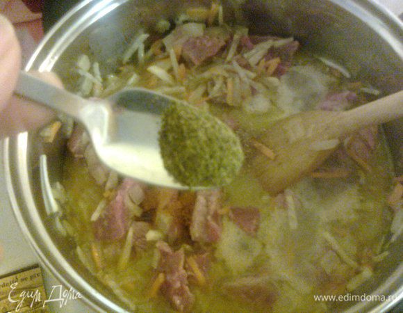 ...тимьян и оставим немного протушиться (тушим все время на среднем огне,чтобы несильно кипело)