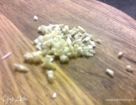 чеснок мелко нарезаем