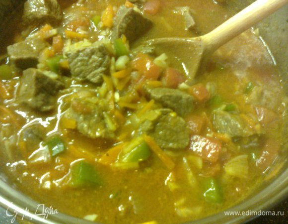 томатную пасту развести с двумя ложками бульона и вместе с чесноком добавить к мясу,а также добавить оставшийся бульон,если есть такая необходимость,(так как я люблю пожиже,бульон добавила)