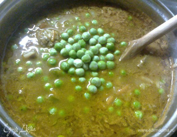 когда мясо уже будет готово,добавим горошек и кукурузную муку,предварительно разведенную водой или бульоном!