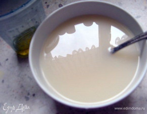 Растворить дрожжи в воде и влить в муку. Замесить тесто. 