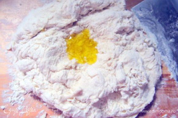 В последний момент добавить соль и оливковое масло. Продолжать замешивать, пока тесто не станет эластичным и однородным.