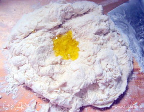 В последний момент добавить соль и оливковое масло. Продолжать замешивать, пока тесто не станет эластичным и однородным.