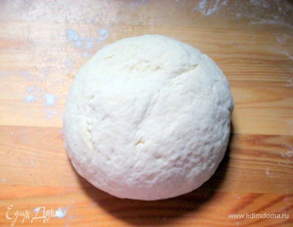 Смазать стеклянную миску оливковым маслом. Выложить тесто и оставить подниматься, накрыв влажным кухонным полотенцем, пока объём не увеличится вдвое.