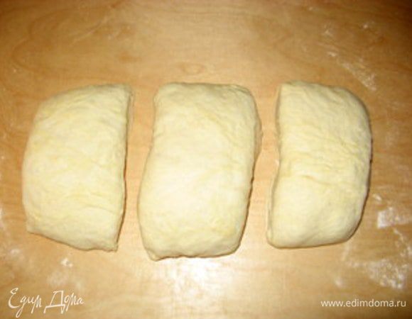 От готового теста отрезать кусочек весом в 150 гр (для украшения). Оставшееся тесто разделить на 3 равные части.