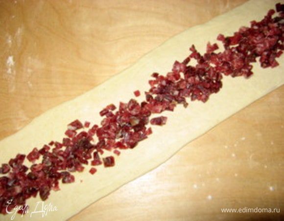 Наполнить мелко нарезанной колбасой. 