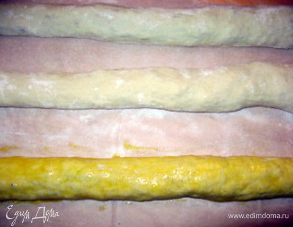 Закрыть и хорошо защипить пальцами.
Повторить процесс с оставшимися двумя частями теста. Одну наполнить сыром, другую маслинами.
Расложить на пергаменте три часть косы с начинкой, смазать их яцом
