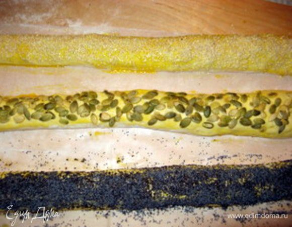  и присыпать один – семенами мака, другой- семенами тыквы, третий – семенами кунжута.