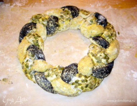 Заплести в косу. Соединить концы косы в кольцо.