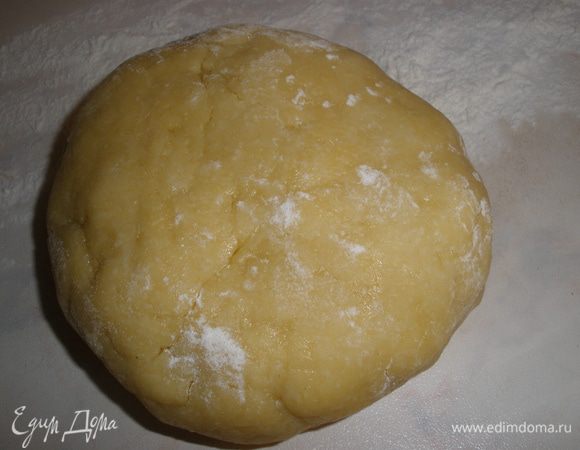 Для песочного теста:
муку просеять с солью, добавить мягкое сливочное масло, молоко,сахар и желток. Тесто вымесить и скатать в шар. Отправить в холодильник на 1 час, завернув в пищевую пленку. 