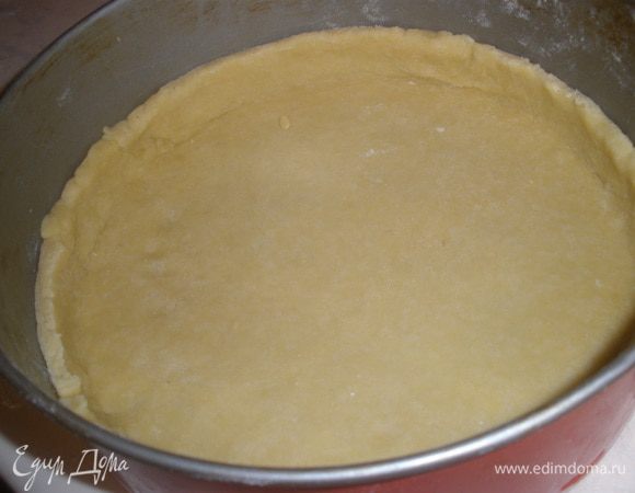 Охлажденное тесто раскатать толщиной в 1/2 см (не толще) и уложить в форму диаметром 24 см. Сделать аккуратные бортики высотой 2-3 см. Наколоть вилкой (очень часто).  Форму поставить в холодильник минимум на 20 минут. Затем выпекать корж 10 минут при температуре 190 градусов. 