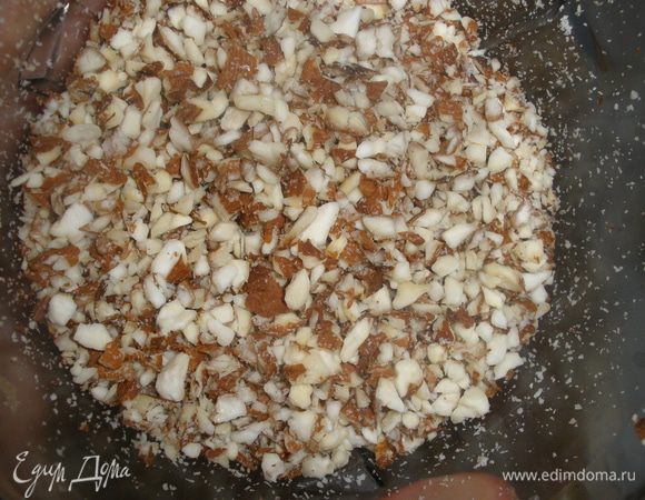 Пока выпекается корж приготовить начинку: миндаль изрубить в блендере.