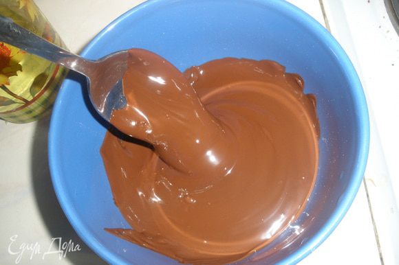 Шоколад растопить в микроволновке.