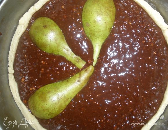 Вынуть корж из духовки. Сразу уменьшить температуру до 170 градусов. Выложить смесь в корж, распределить ее по тесту. Уложить четвертинки груш. Я взяла 6 штук - по количеству едоков, можно и 8 долек уложить. Выпекать тарт 45 минут. Подавать теплым с холодным мороженым или взбитыми сливками. 