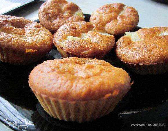 Выпекать в заранее разогретой духовке. У всех они разные, так что смотрите по своей. Готовые кексы выглядят вот так: