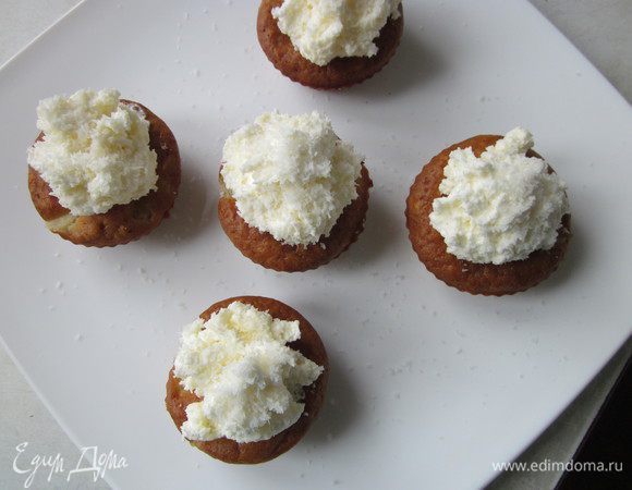 Дать кексам полностью остыть. Сухой порошок "Ванильный крем" (его состав подходит для постящихся, я проверяла) всыпать в кокосовое молоко, добавить 3 ст.л. сахарного песка и взбить миксером 2 минуты. Крем станет густым. Украшаем им верх кексов и посыпаем кокосовой стружкой.