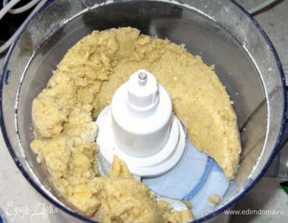 Приготовить марципан.В комбайне измельчить миндаль и грецкие орехи с 25 гр сахарного песка.
Добавить в измельчённые орехи 175 гр сахарной пудры и продолжать молоть.
Добавить 1 яйцо и ванилин и продолжать молоть, пока масса не станет однородной.
